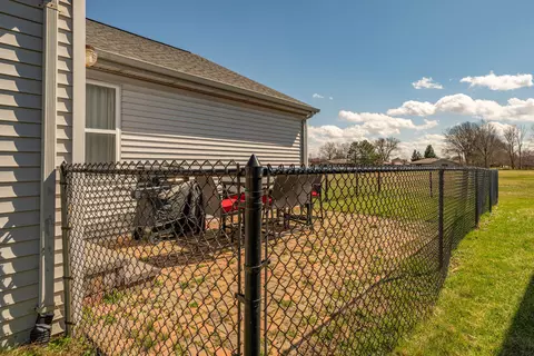 Exterior - 261 W Pinehurst St, Sidney, OH 45365 photo 4 of 9