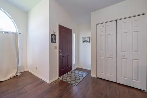 Entry Way - 261 W Pinehurst St, Sidney, OH 45365 photo 2 of 4