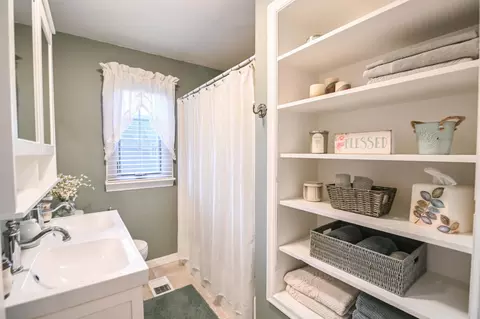 Bath - 721 Tanglewood Dr, Springfield, OH 45504 photo 5 of 10