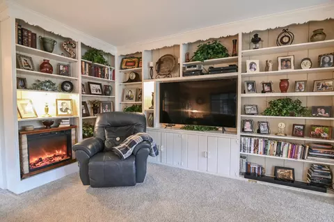 Living - 721 Tanglewood Dr, Springfield, OH 45504 photo 2 of 7