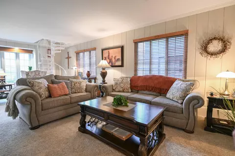 Living - 721 Tanglewood Dr, Springfield, OH 45504 photo 4 of 7