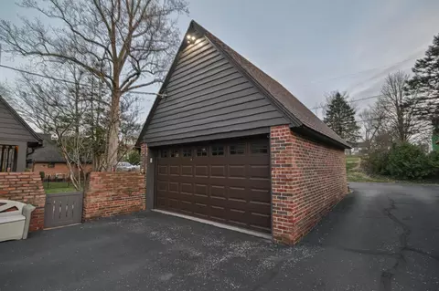 Exterior - 721 Tanglewood Dr, Springfield, OH 45504 photo 6 of 25