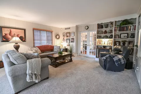 Living - 721 Tanglewood Dr, Springfield, OH 45504 photo 3 of 7