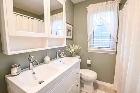 Bath - 721 Tanglewood Dr, Springfield, OH 45504 photo 6 of 10
