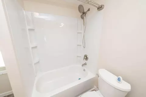 Bath - 708 Rice St, Springfield, OH 45505 photo 4 of 5
