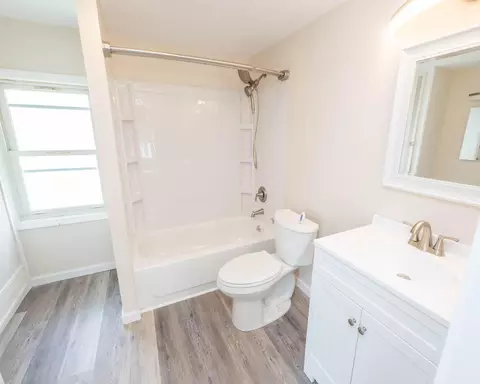 Bath - 708 Rice St, Springfield, OH 45505 photo 2 of 5