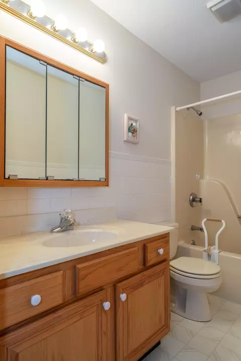 Bath - 6284 Zachary Ave, Springfield, OH 45502 photo 4 of 6
