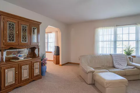 Living - 6284 Zachary Ave, Springfield, OH 45502 photo 2 of 4