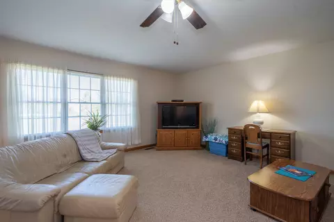 Living - 6284 Zachary Ave, Springfield, OH 45502 photo 3 of 4