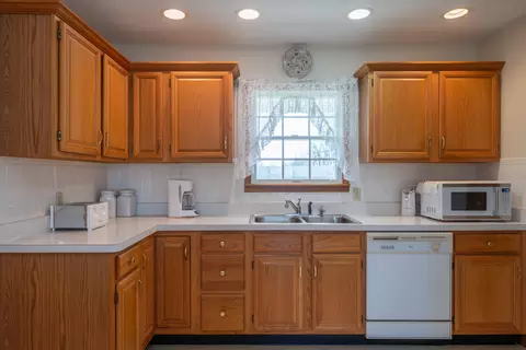 Kitchen - 6284 Zachary Ave, Springfield, OH 45502 photo 3 of 6