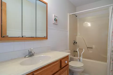 Bath - 6284 Zachary Ave, Springfield, OH 45502 photo 3 of 6