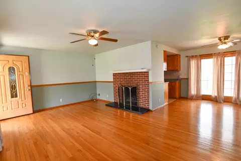 Living - 600 Ionic Cir, Enon, OH 45323 photo 3 of 5