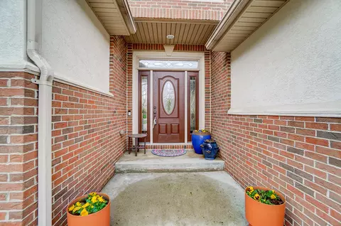 Entry Way - 663 Aberfelda Dr, Springfield, OH 45504 photo 1 of 11
