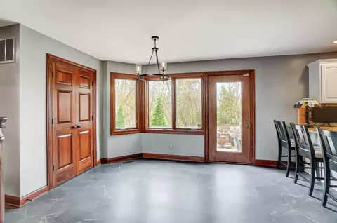Entry Way - 663 Aberfelda Dr, Springfield, OH 45504 photo 4 of 11