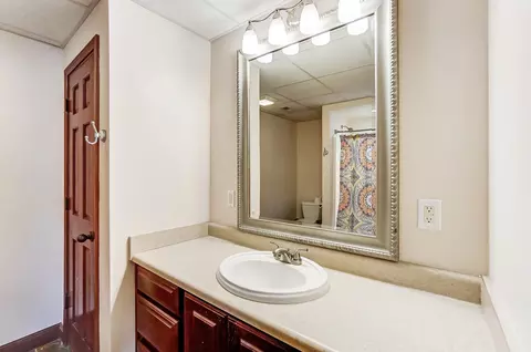 Bath - 663 Aberfelda Dr, Springfield, OH 45504 photo 9 of 10