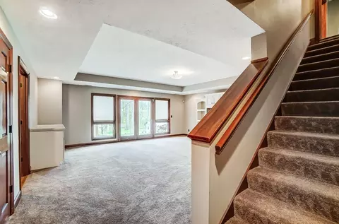 Living - 663 Aberfelda Dr, Springfield, OH 45504 photo 6 of 9