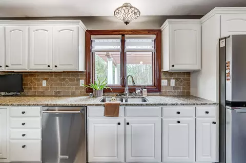 Kitchen - 663 Aberfelda Dr, Springfield, OH 45504 photo 4 of 9