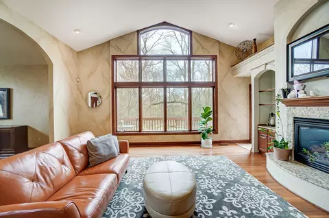 Living - 663 Aberfelda Dr, Springfield, OH 45504 photo 3 of 9