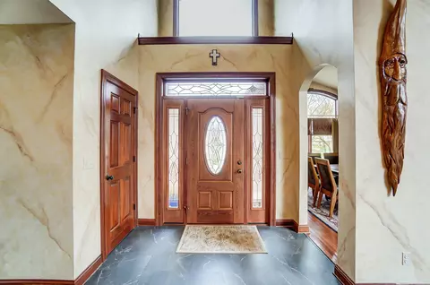 Entry Way - 663 Aberfelda Dr, Springfield, OH 45504 photo 2 of 11