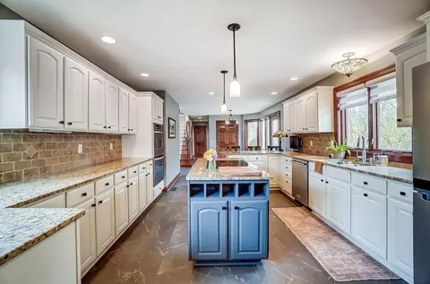 Kitchen - 663 Aberfelda Dr, Springfield, OH 45504 photo 6 of 9