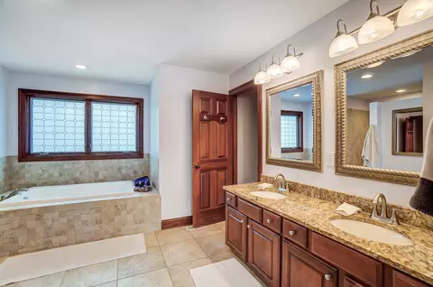 Bath - 663 Aberfelda Dr, Springfield, OH 45504 photo 2 of 10