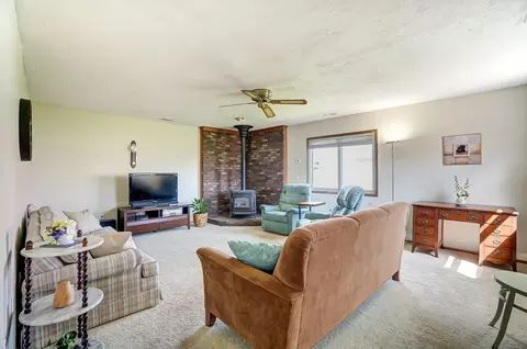Living - 3146 Haverhill St, Springfield, OH 45503 photo 3 of 6