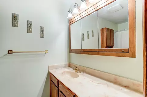 Bath - 3146 Haverhill St, Springfield, OH 45503 photo 4 of 7