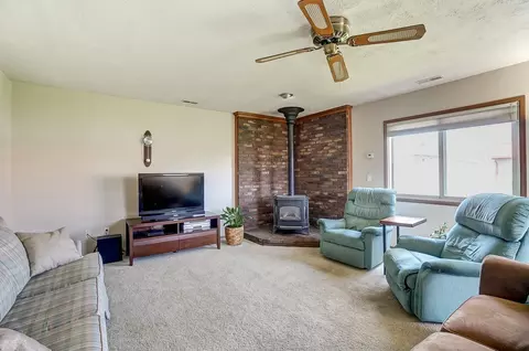 Living - 3146 Haverhill St, Springfield, OH 45503 photo 4 of 6