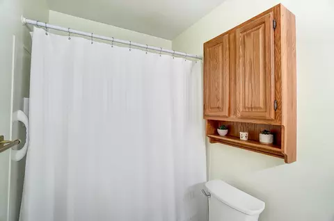 Bath - 3146 Haverhill St, Springfield, OH 45503 photo 6 of 7