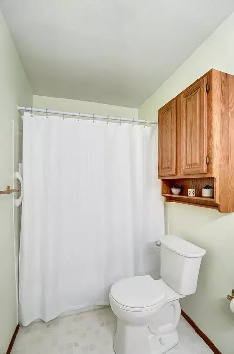 Bath - 3146 Haverhill St, Springfield, OH 45503 photo 7 of 7