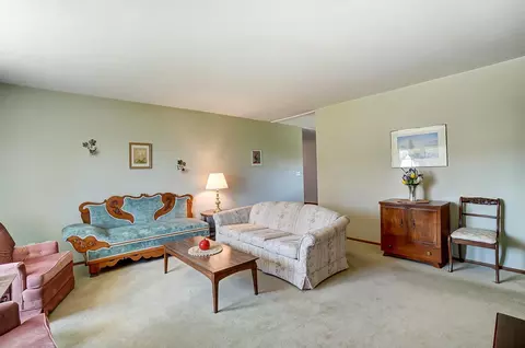 Living - 3146 Haverhill St, Springfield, OH 45503 photo 2 of 6