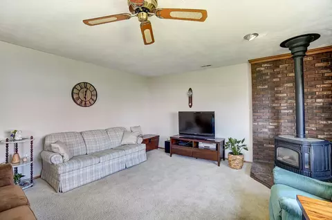 Living - 3146 Haverhill St, Springfield, OH 45503 photo 5 of 6