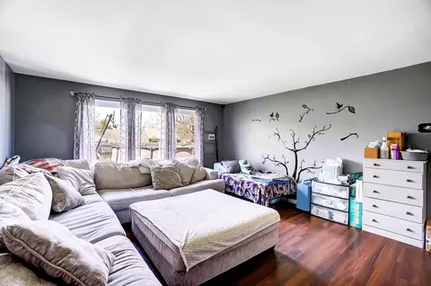 Living - 437 Geron Dr, Springfield, OH 45505 photo 2 of 3