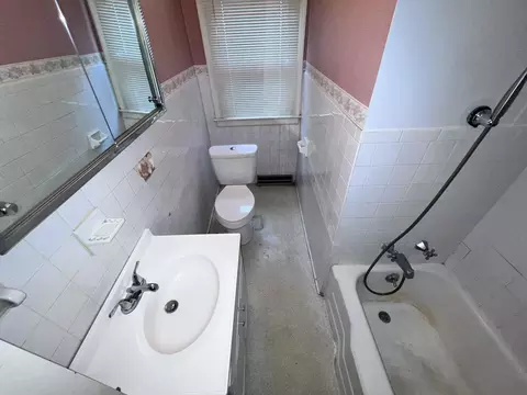 Bath - 516 Belleaire Ave, Springfield, OH 45503 photo 2 of 6