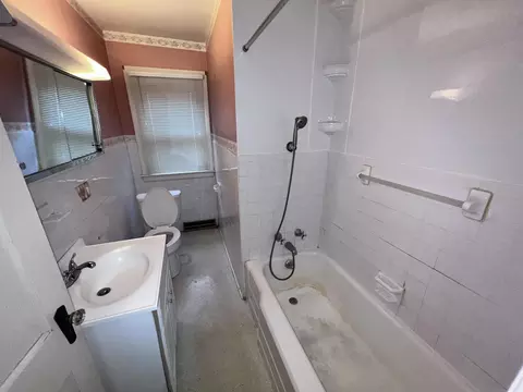 Bath - 516 Belleaire Ave, Springfield, OH 45503 photo 1 of 6