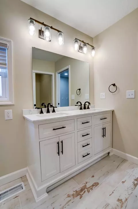 Bath - 3120 E Bluelick Rd, Lima, OH 45801 photo 11 of 15