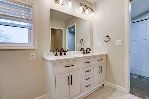 Bath - 3120 E Bluelick Rd, Lima, OH 45801 photo 9 of 15