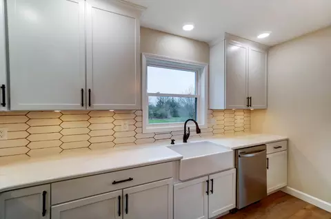 Kitchen - 3120 E Bluelick Rd, Lima, OH 45801 photo 3 of 5