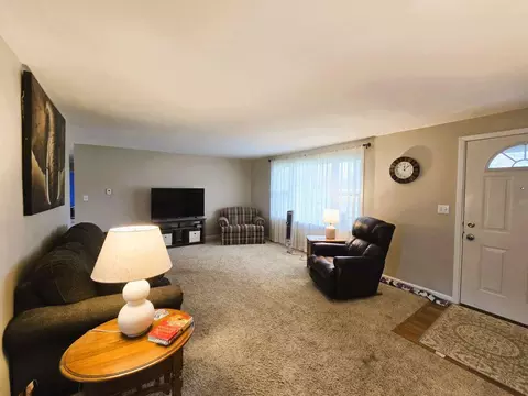 Living - 1506 Torrence Dr, Springfield, OH 45503 photo 2 of 2
