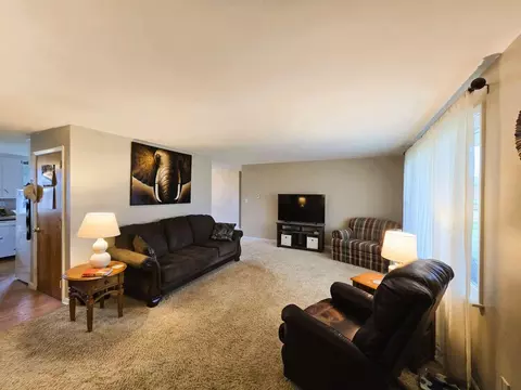 Living - 1506 Torrence Dr, Springfield, OH 45503 photo 1 of 2