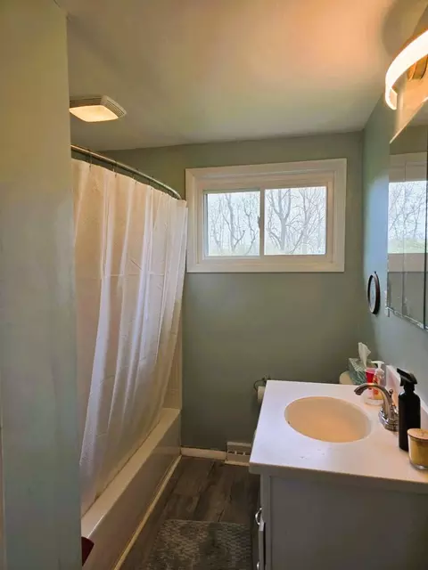 Bath - 1506 Torrence Dr, Springfield, OH 45503 photo 2 of 2