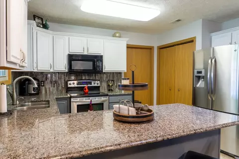 1760 Willow Lakes Dr, Springfield, OH 45502 photo 8