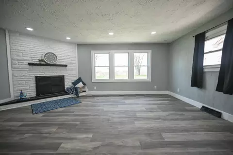 Living - 245 Gordon Rd, Springfield, OH 45504 photo 7 of 10