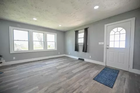Living - 245 Gordon Rd, Springfield, OH 45504 photo 8 of 10