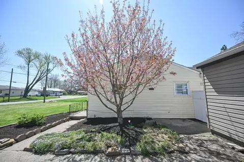 Exterior - 245 Gordon Rd, Springfield, OH 45504 photo 3 of 5