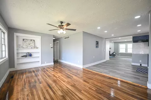 Living - 245 Gordon Rd, Springfield, OH 45504 photo 4 of 10