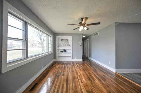 Living - 245 Gordon Rd, Springfield, OH 45504 photo 2 of 10