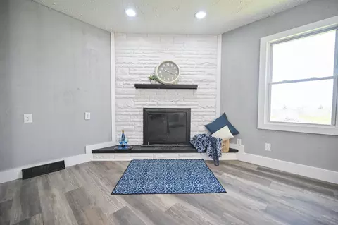 Living - 245 Gordon Rd, Springfield, OH 45504 photo 9 of 10