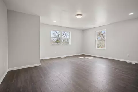 Living - 1517 Parker St, Springfield, OH 45503 photo 4 of 5