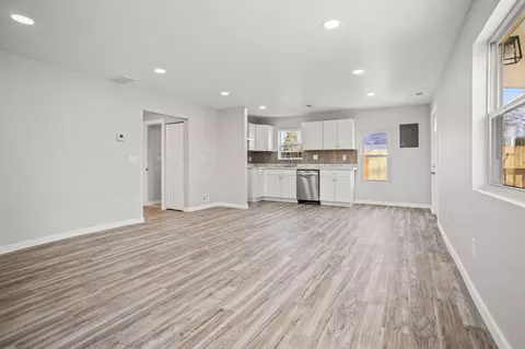 Living - 1517 Parker St, Springfield, OH 45503 photo 3 of 5